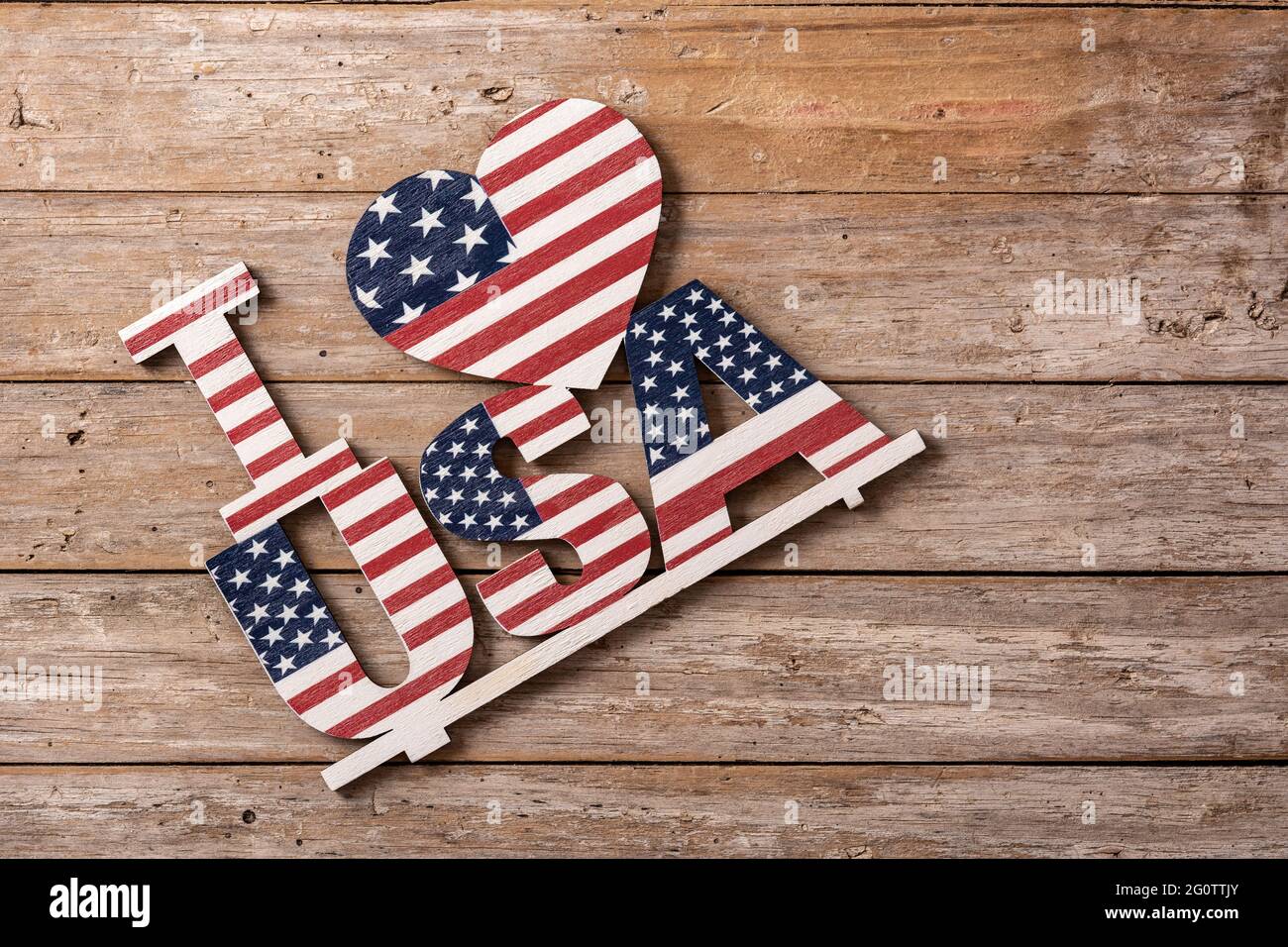 Me encantan los Estados Unidos y el adorno de estrellas en la mesa de woode  Fotografía de stock - Alamy