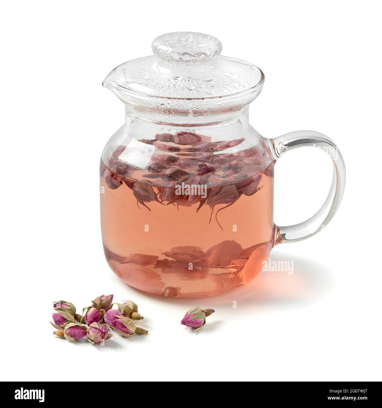 Tetera de vidrio con té de brotes de rosas secas aisladas sobre fondo blanco Foto de stock