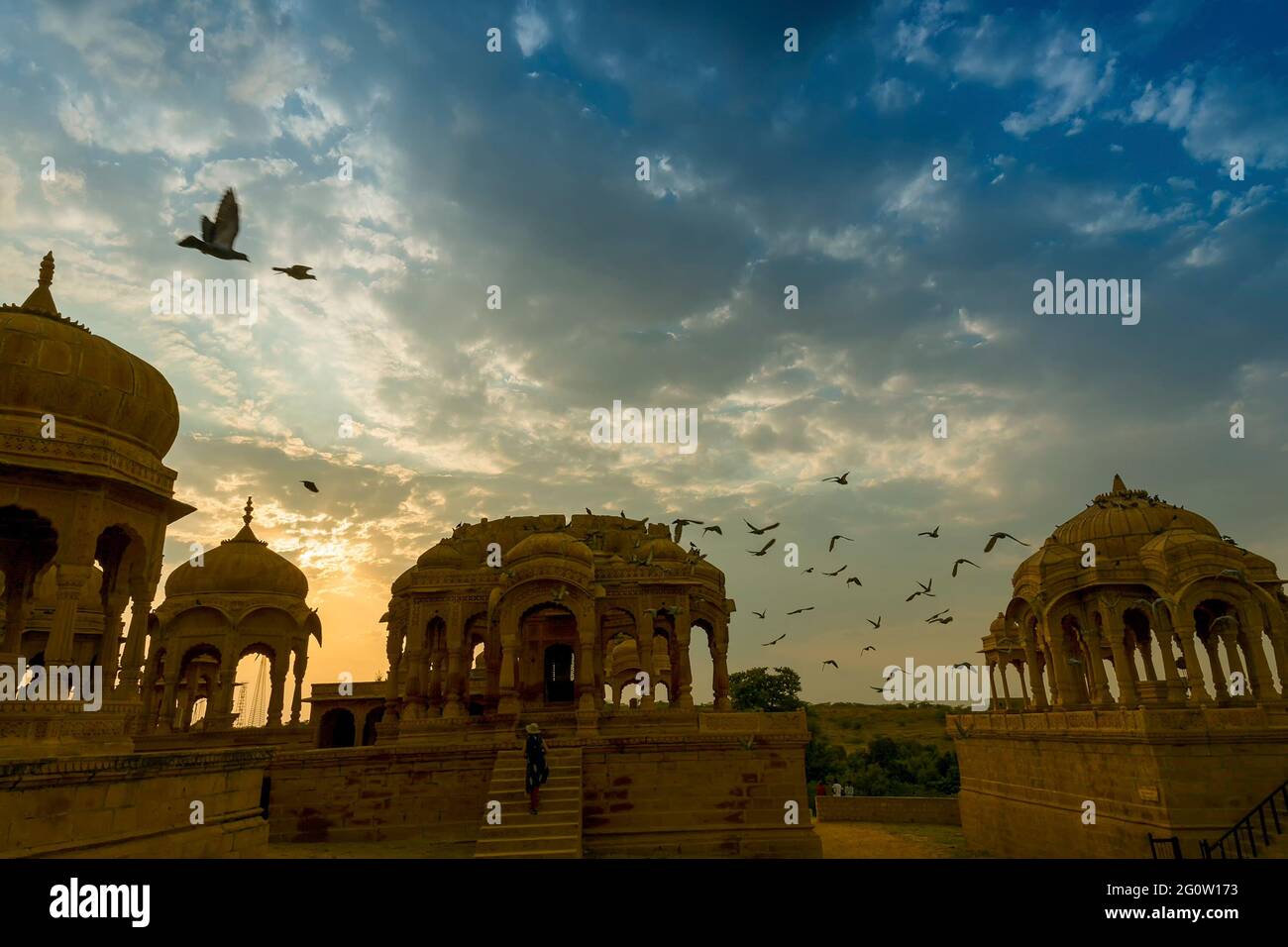Silueta de Bada Bagh o Barabagh, significa Jardín Grande, es un complejo de jardines en Jaisalmer, Rajasthan, India, para los cenotafos reales de Maharajas significa Rey Foto de stock