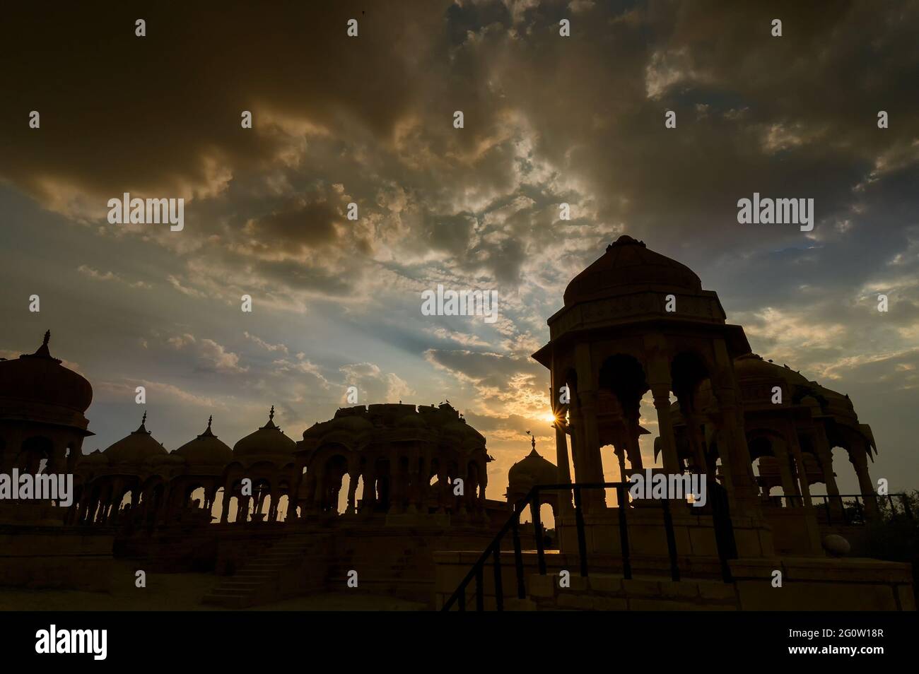 Silueta de Bada Bagh o Barabagh, significa Jardín Grande, es un complejo de jardines en Jaisalmer, Rajasthan, India, para los cenotafos reales de Maharajas significa Rey Foto de stock