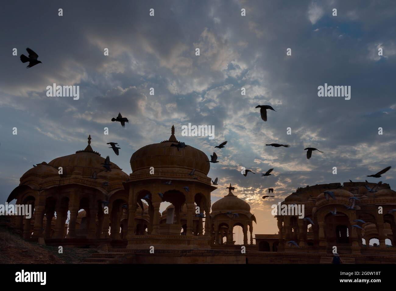 Bada Bagh o Barabagh, significa Jardín Grande, es un complejo de jardines en Jaisalmer, Rajasthan, India, para cenotaphs reales, o chhatris, De Maharajas. Foto de stock