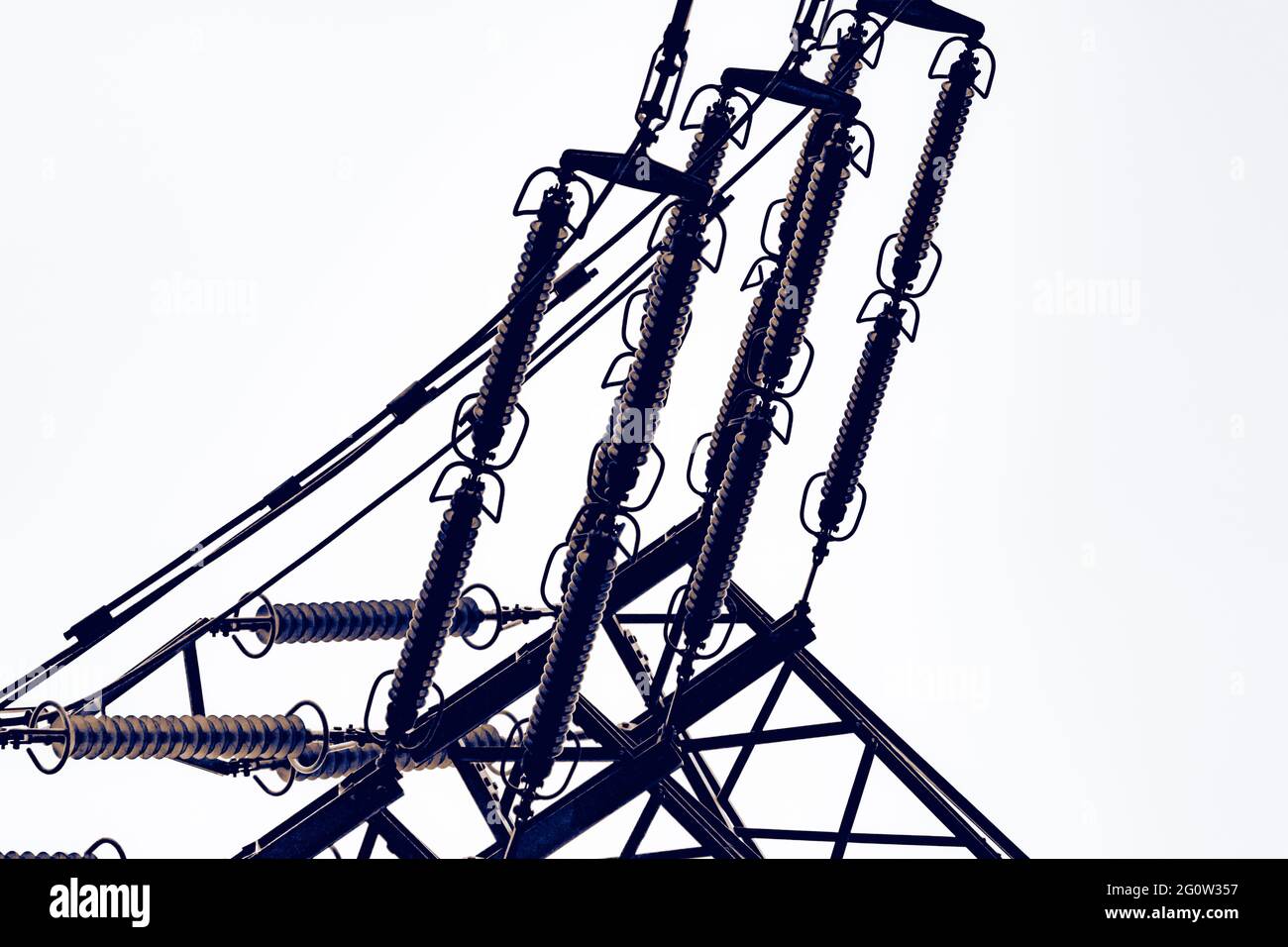 Industrieller Kondukter am elektrischen Netz an einer Hochspannung Strromanlage an der Hochspannungsleitung. Silueta Nahaufnahme von Stromleitern. Foto de stock