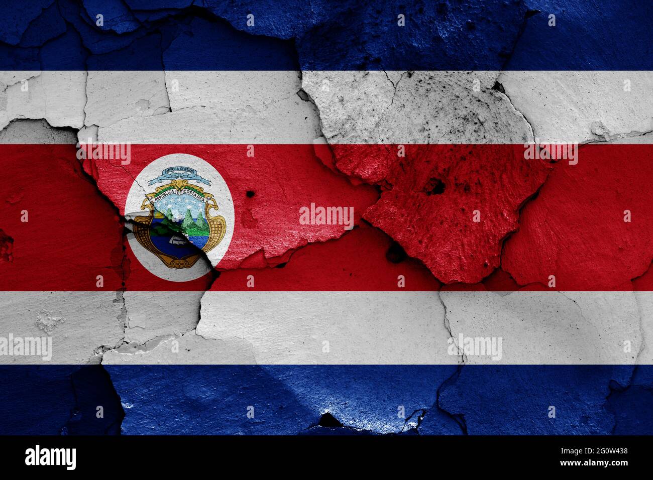 Bandera de Costa Rica pintada en pared agrietada Foto de stock
