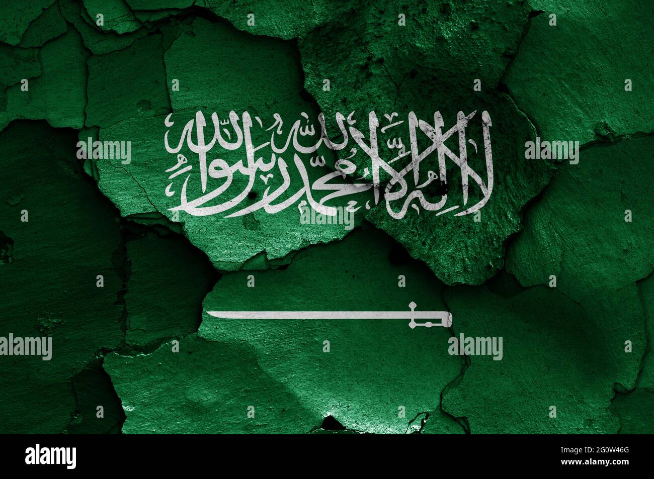 Bandera de Arabia Saudita pintada en la pared agrietada Foto de stock