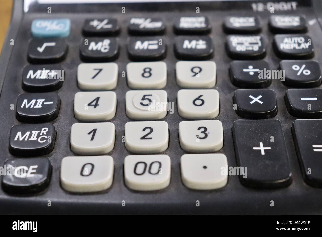 Una calculadora es un dispositivo que realiza operaciones aritméticas en  números. Las calculadoras más simples pueden hacer solamente suma, resta,  multiplicación, a Fotografía de stock - Alamy