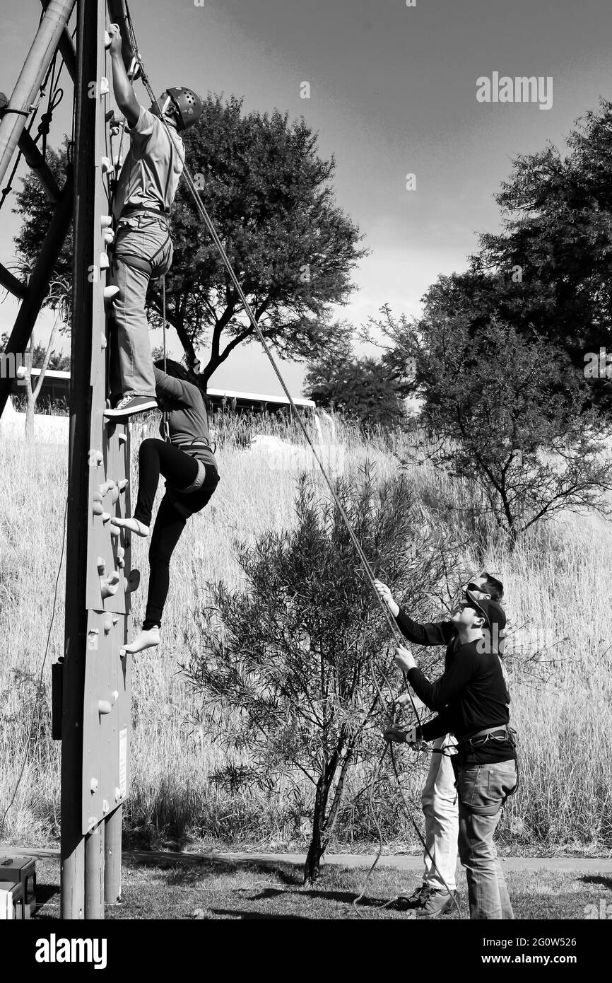 JOHANNESBURGO, SUDÁFRICA - 06 de enero de 2021: Johannesburgo, Sudáfrica - 8 de junio de 2012: Persona africana que se divierte en un muro de escalada al aire libre Foto de stock