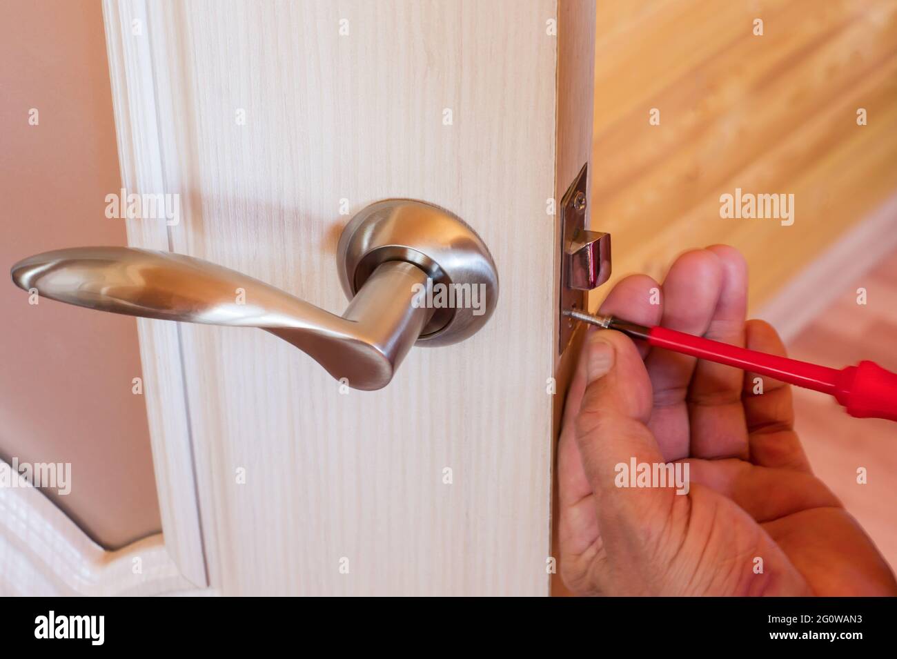 Handyman reparar la cerradura de la puerta en la habitación, Man fijar la  cerradura con destornillador, Close-up de reparar la puerta, profesional  cerrajero instalar Fotografía de stock - Alamy