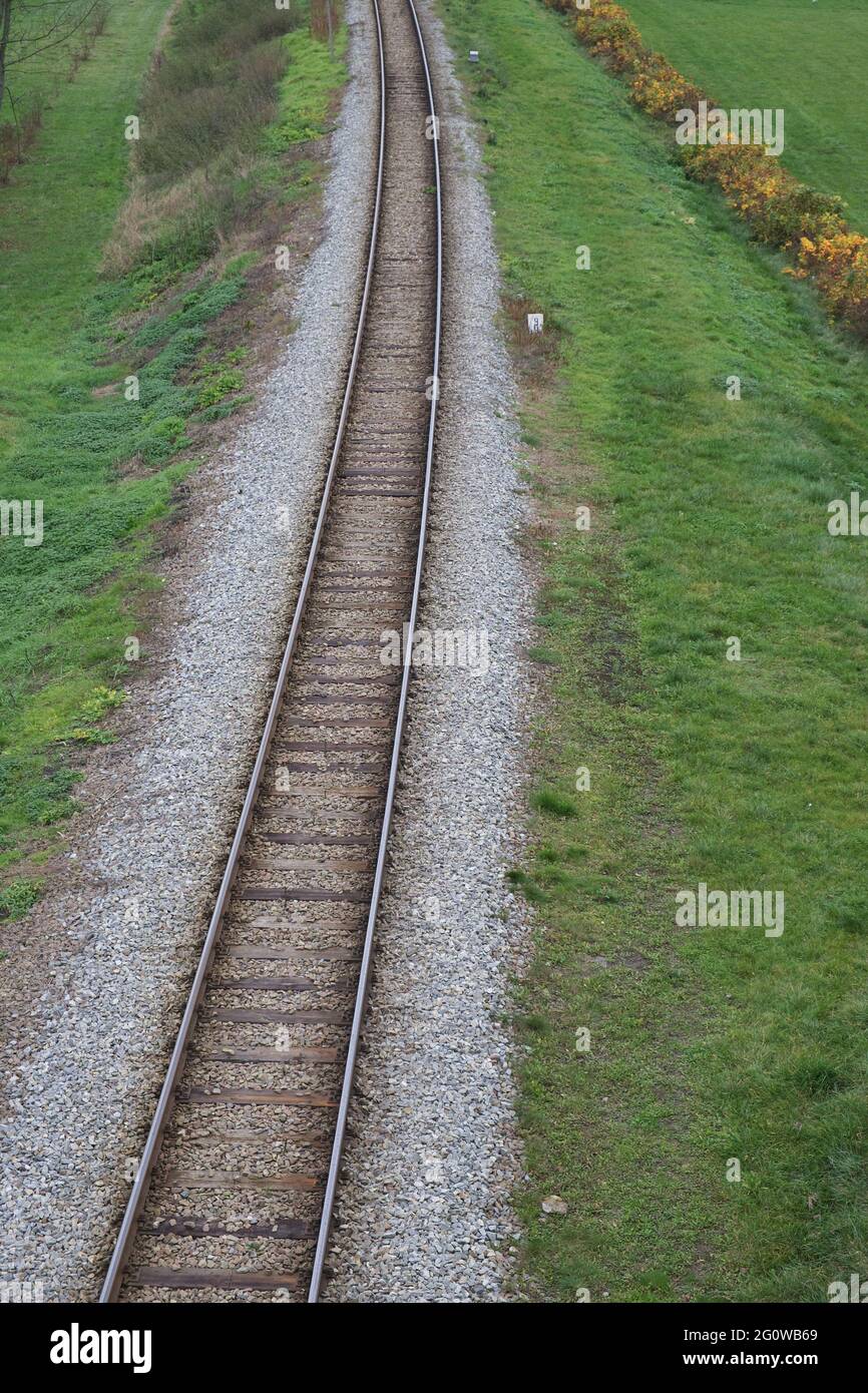 Cama de ferrocarril. Fragmento de vías férreas, vista superior, rieles y traviesas. Foto de stock