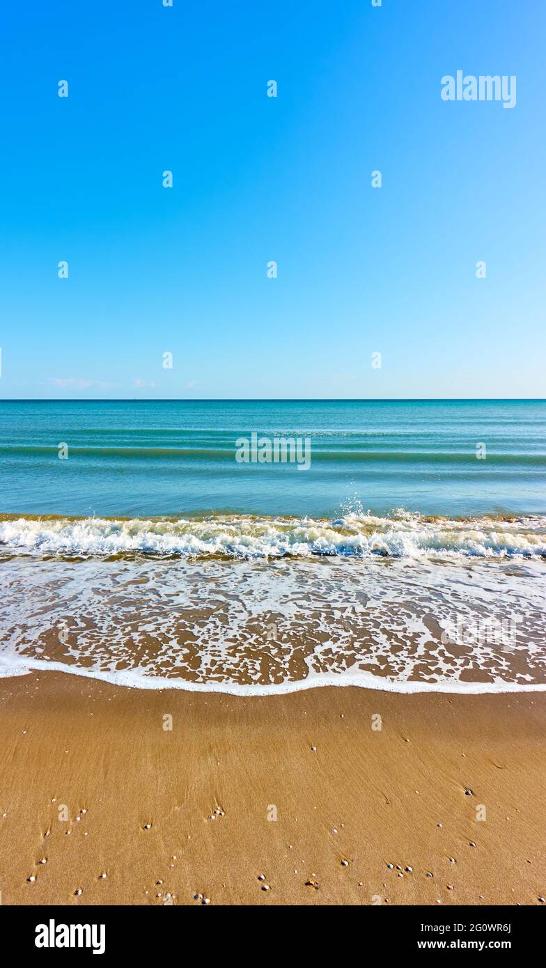 Playa de arena y mar. Seascape, vista vertical, fondo de pantalla para dispositivos móviles Foto de stock