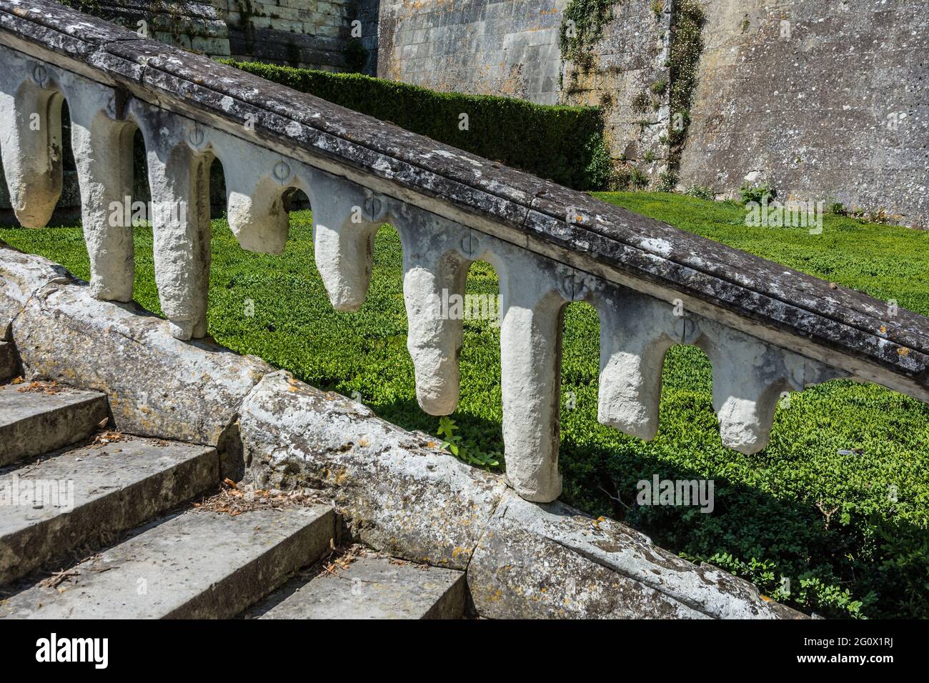 Balaustrada de piedra caliza de toba erosionada en el acercamiento de la escalera al castillo de Saint-Aignan, Loir-et-Cher (41), Francia. Foto de stock
