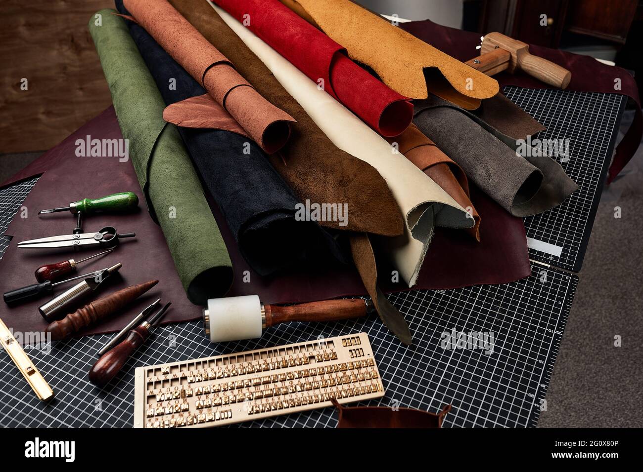 Herramientas para la confección de cuero y piezas de cuero. Fabricación de  artículos de cuero Fotografía de stock - Alamy
