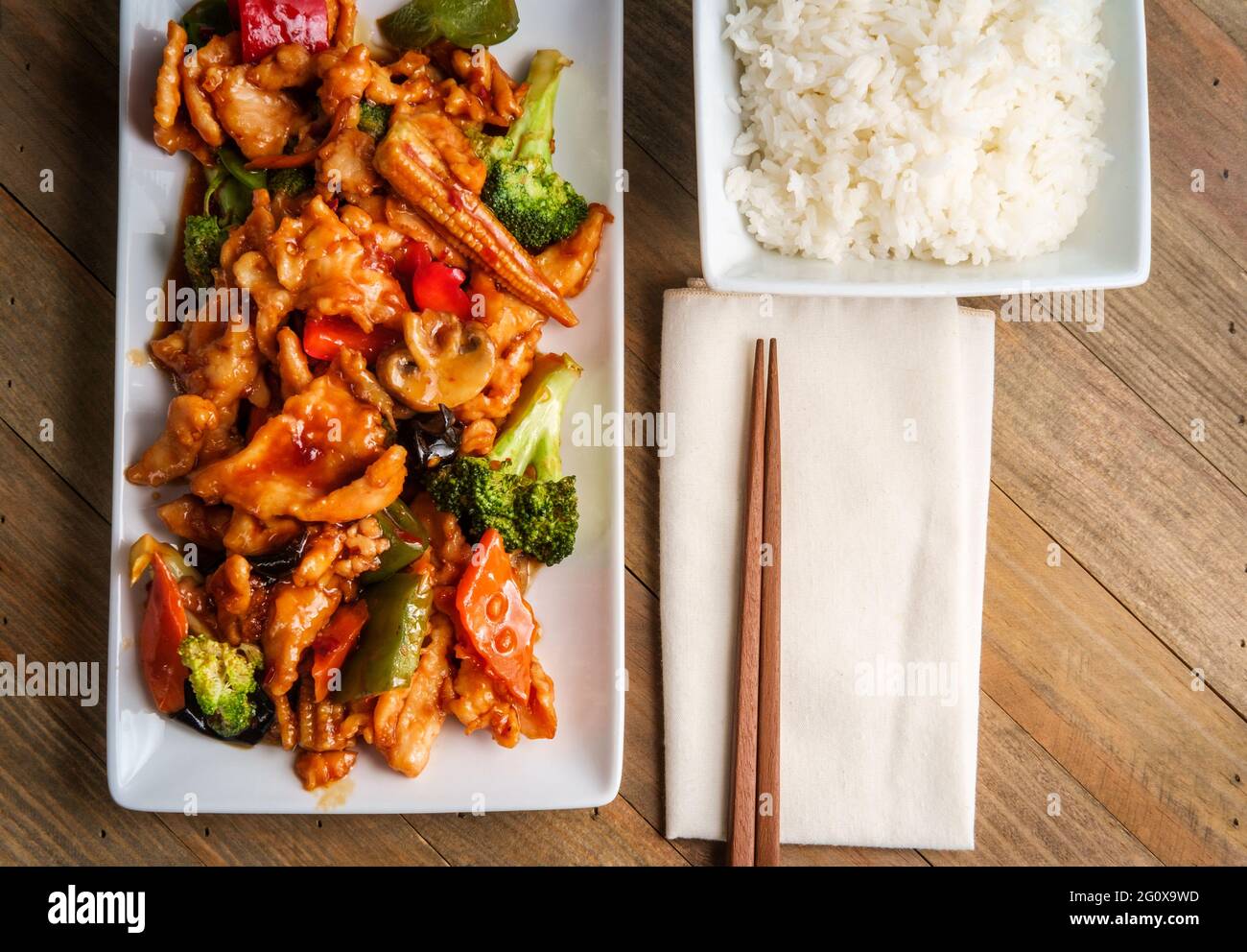 Pollo chino con salsa de ajo y verduras variadas salteadas con un lado de  arroz blanco Fotografía de stock - Alamy