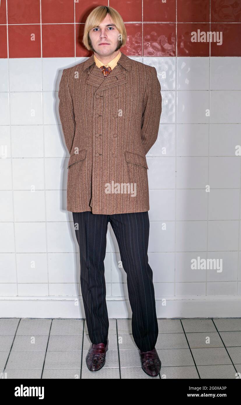 GRAN BRETAÑA /Londres/ Hombre en ropa vintage posando en Fotografía de stock - Alamy