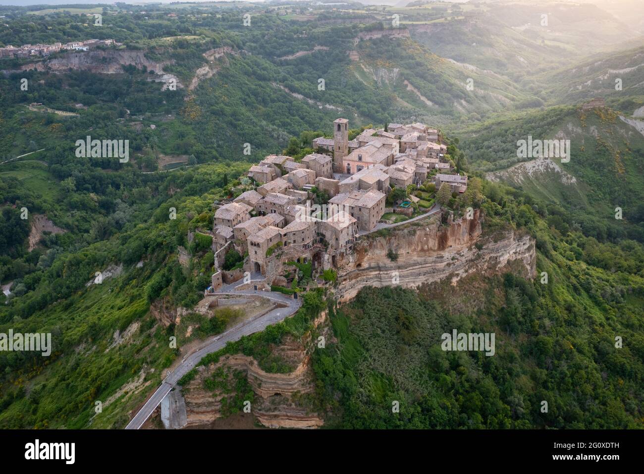 Vista aérea de Civita di Bagnoregio al amanecer, distrito de Viterbo, Lazio, Italia, Europa. Foto de stock