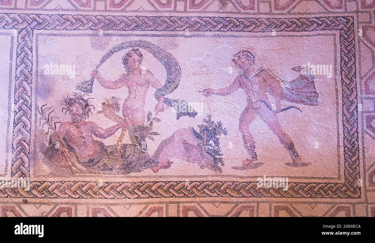 Apollo und Daphne auf einem Mosaik aus Römischer Zeit en Paphos. - Apolo y Daphne en un mosaico romano en el Parque Arqueológico de Paphos. Foto de stock