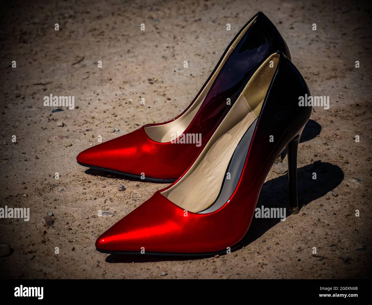 Par de zapatos de tac n cl sico rojo y negro al aire libre