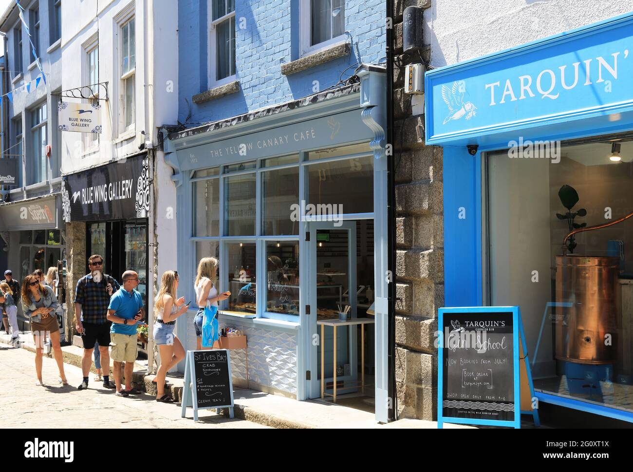El café amarillo canario en la calle Fore en St Ives, que vende comida