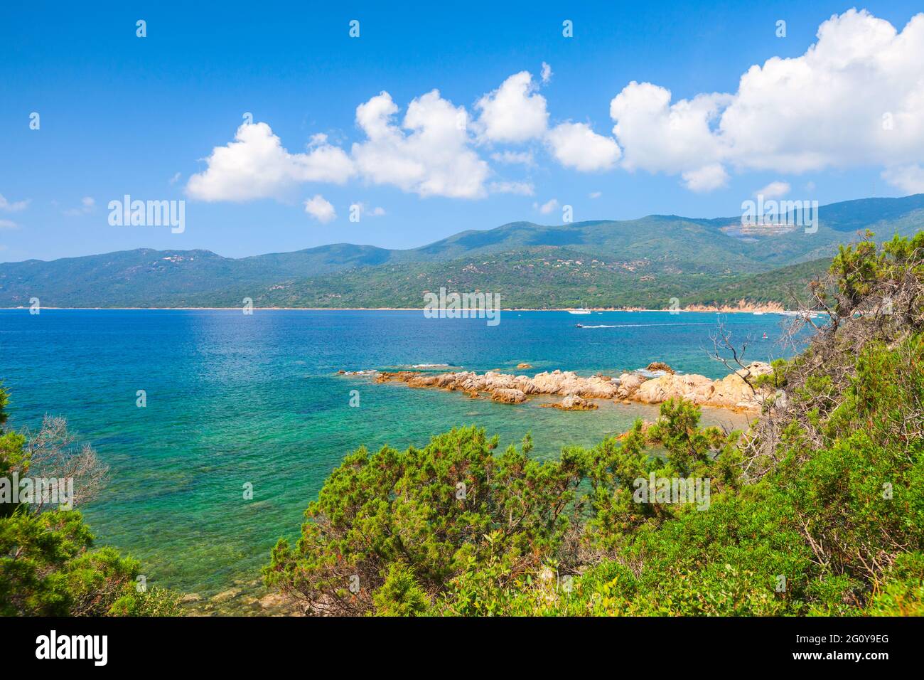 Paisaje costero de la isla de Córcega en un soleado día de verano, Cupabia playa distriact, Francia Foto de stock