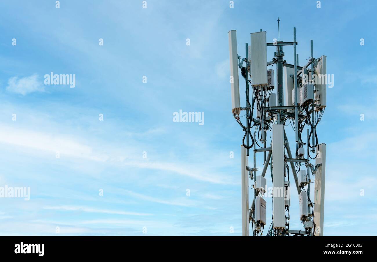 Antena Radio Telecomunicaciones Y Torre Satélite Con El Cielo Azul