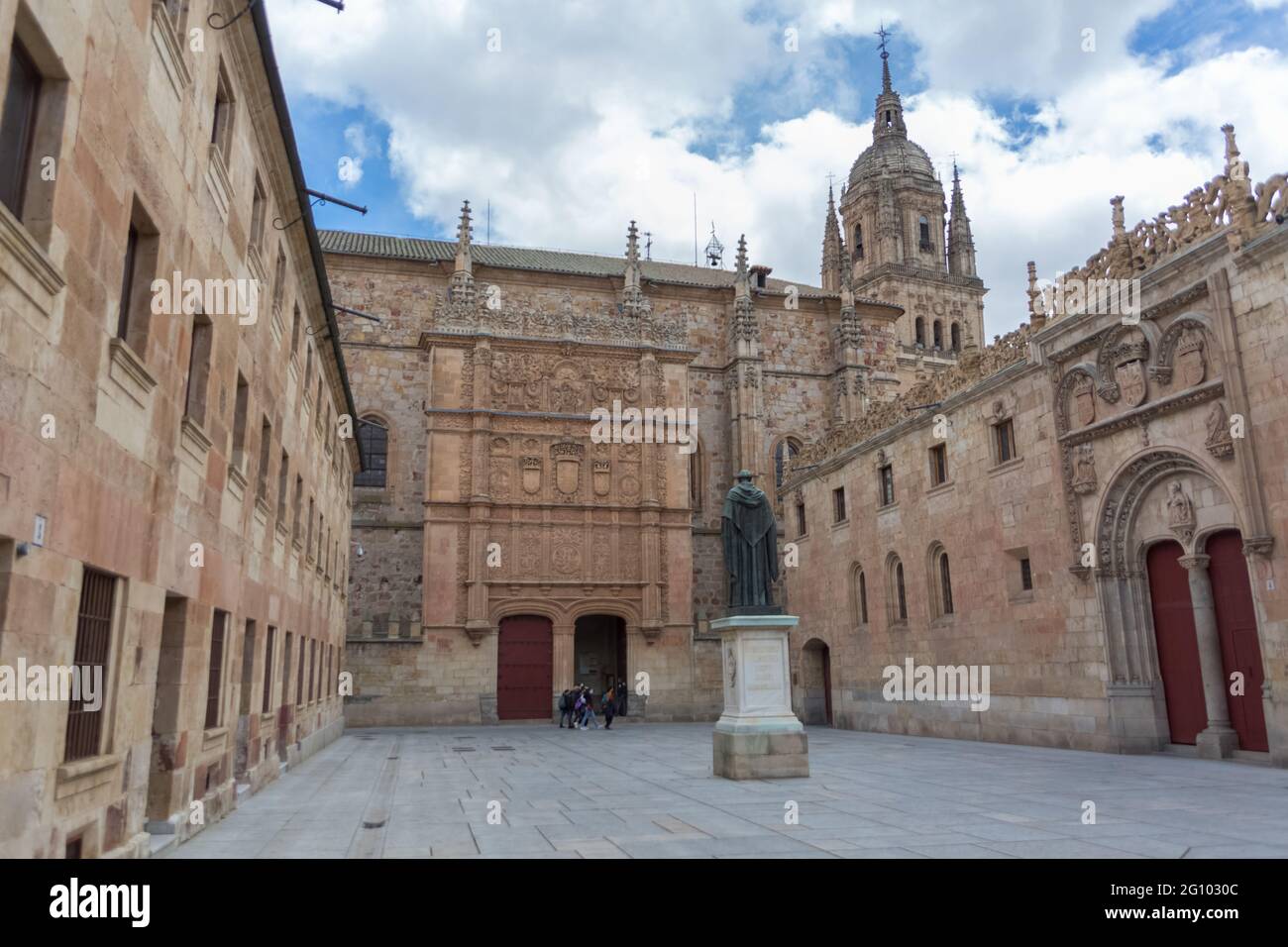 Salamanca / ESPAÑA 05 12 2021 Vista al patio de escuelas, plaza central de la Universidad con