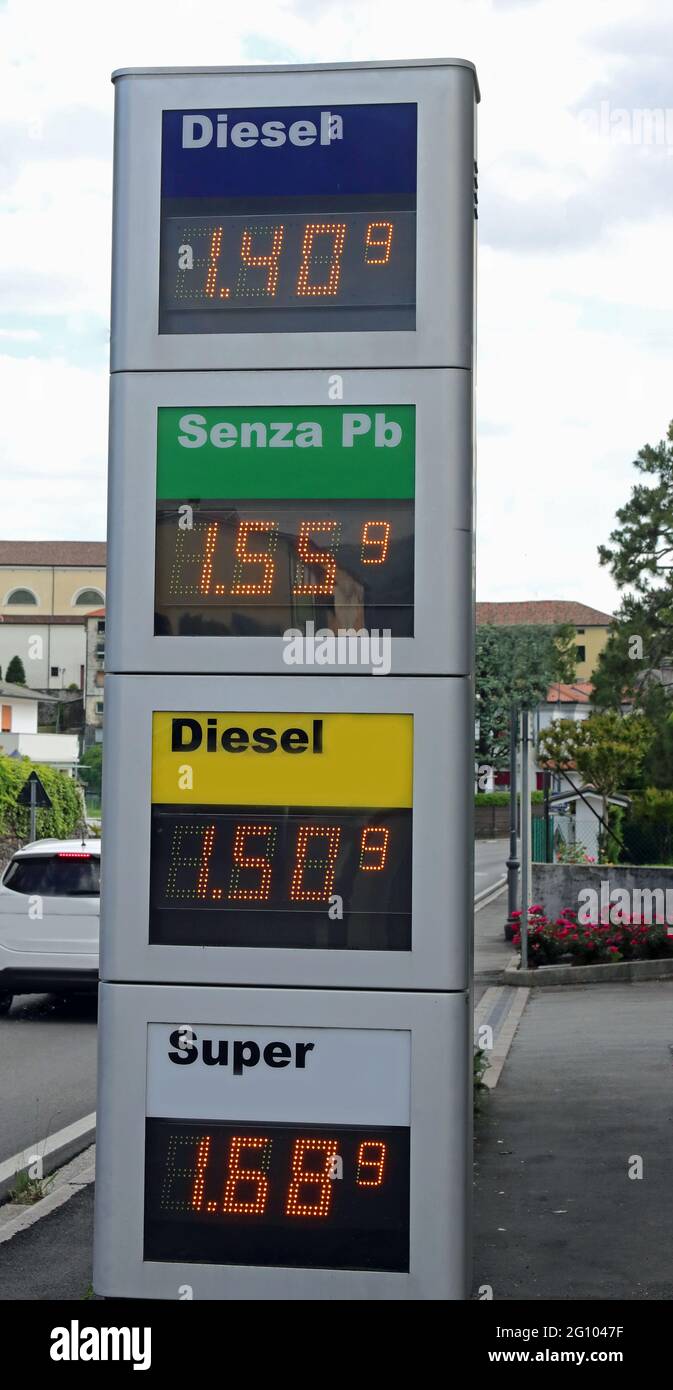 Precios de gasolineras con cuatro tipos de combustible a la venta en
