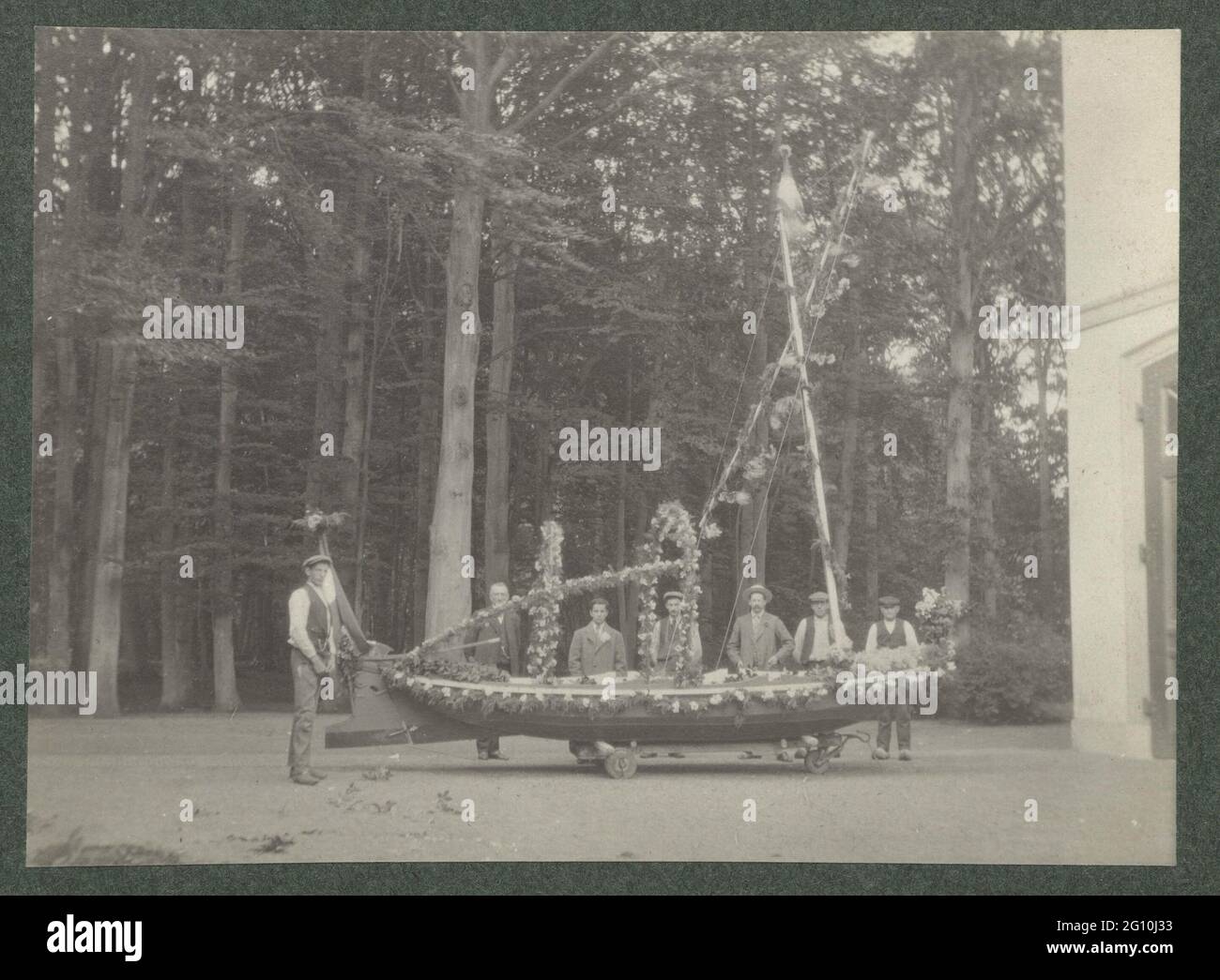 Grupo De Hombres En Un Barco Decorado En La Finca De Paauw Fotografia De Stock Alamy