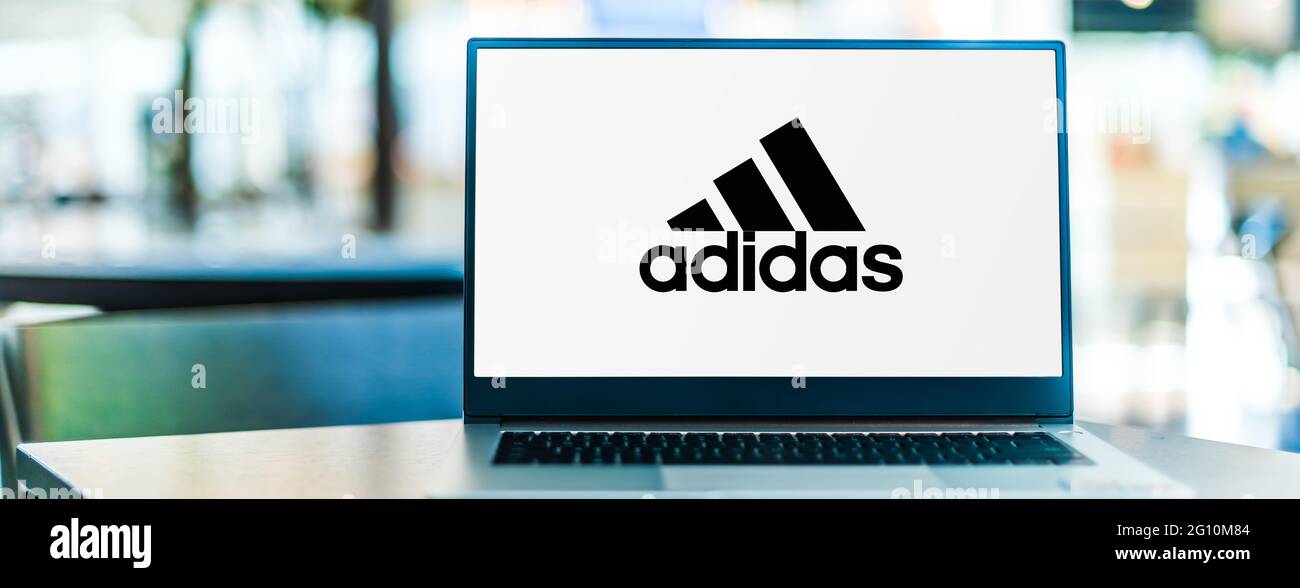 POZNAN, POL - 15 DE MAYO de 2021: Ordenador portátil con el logotipo de  Adidas, una empresa alemana, que diseña y fabrica zapatos, ropa y  accesorios Fotografía de stock - Alamy