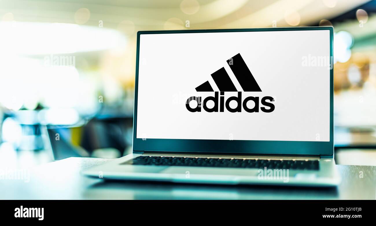 POZNAN, POL - 15 DE MAYO de 2021: Ordenador portátil con el logotipo de  Adidas, una empresa alemana, que diseña y fabrica zapatos, ropa y  accesorios Fotografía de stock - Alamy