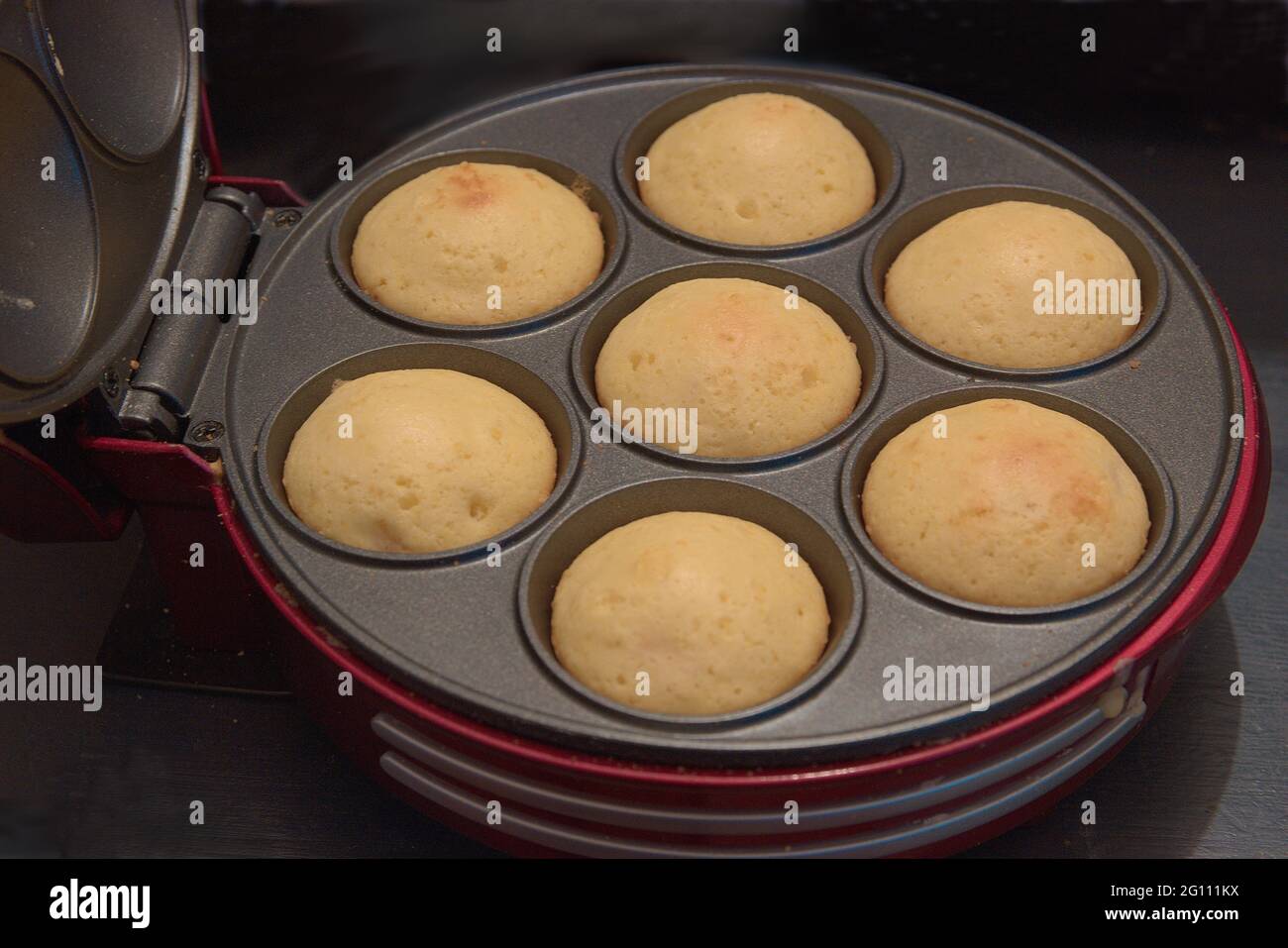 Horno de cocción rápida de muffins. Horno eléctrico con preparado cupcakes  Fotografía de stock - Alamy