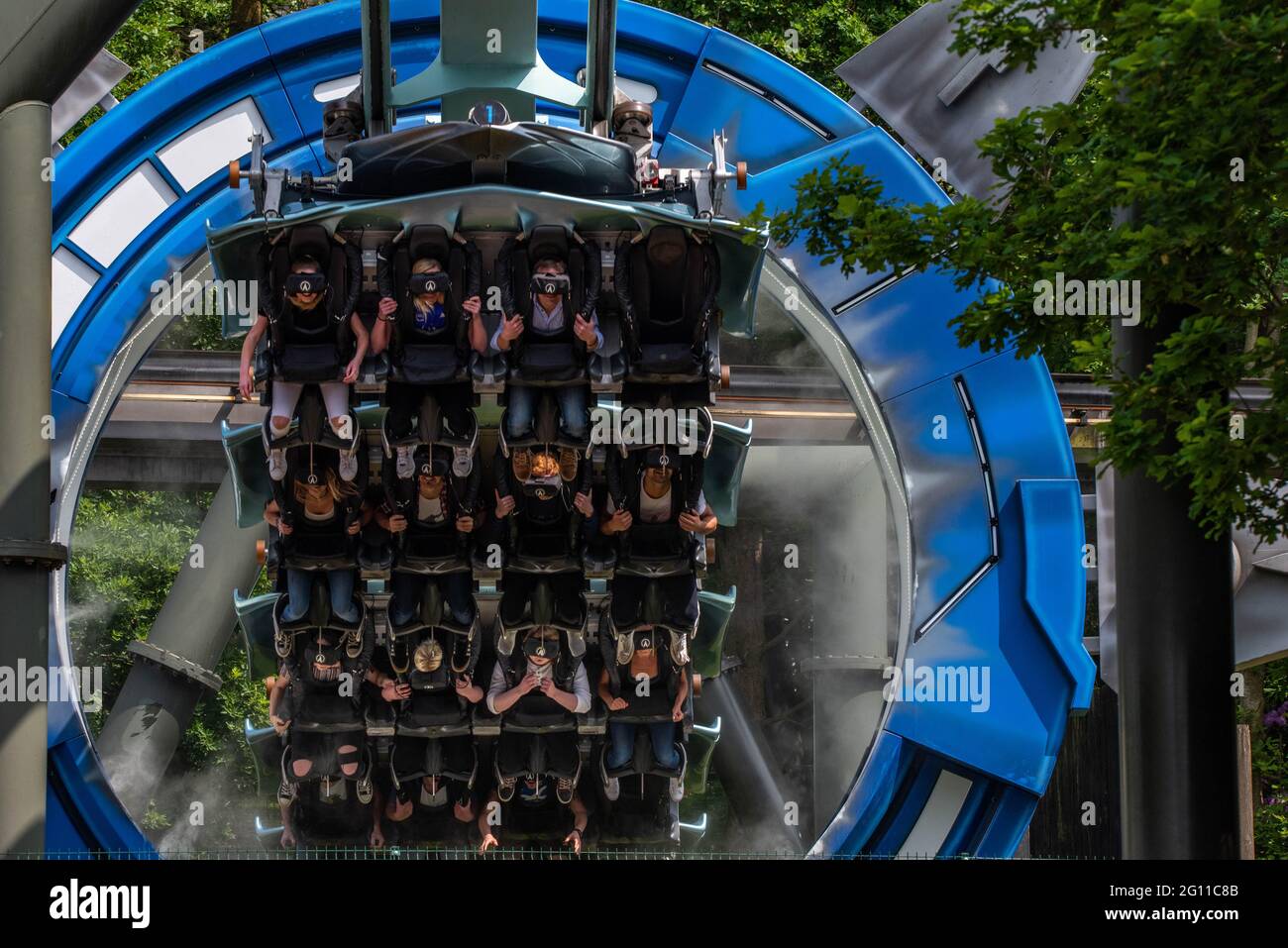 Galactica VR Rollercoaster En Alton Towers, los Riders pueden ser vistos  usando auriculares VR Volando a través del nuevo Portal Fotografía de stock  - Alamy