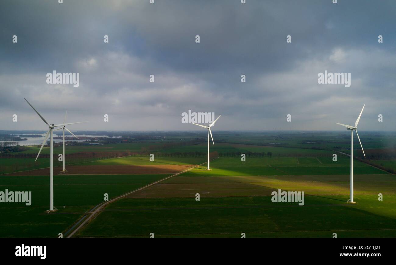Nederland, Gelderland, Duiven, Vista aérea de aerogeneradores en campos Foto de stock
