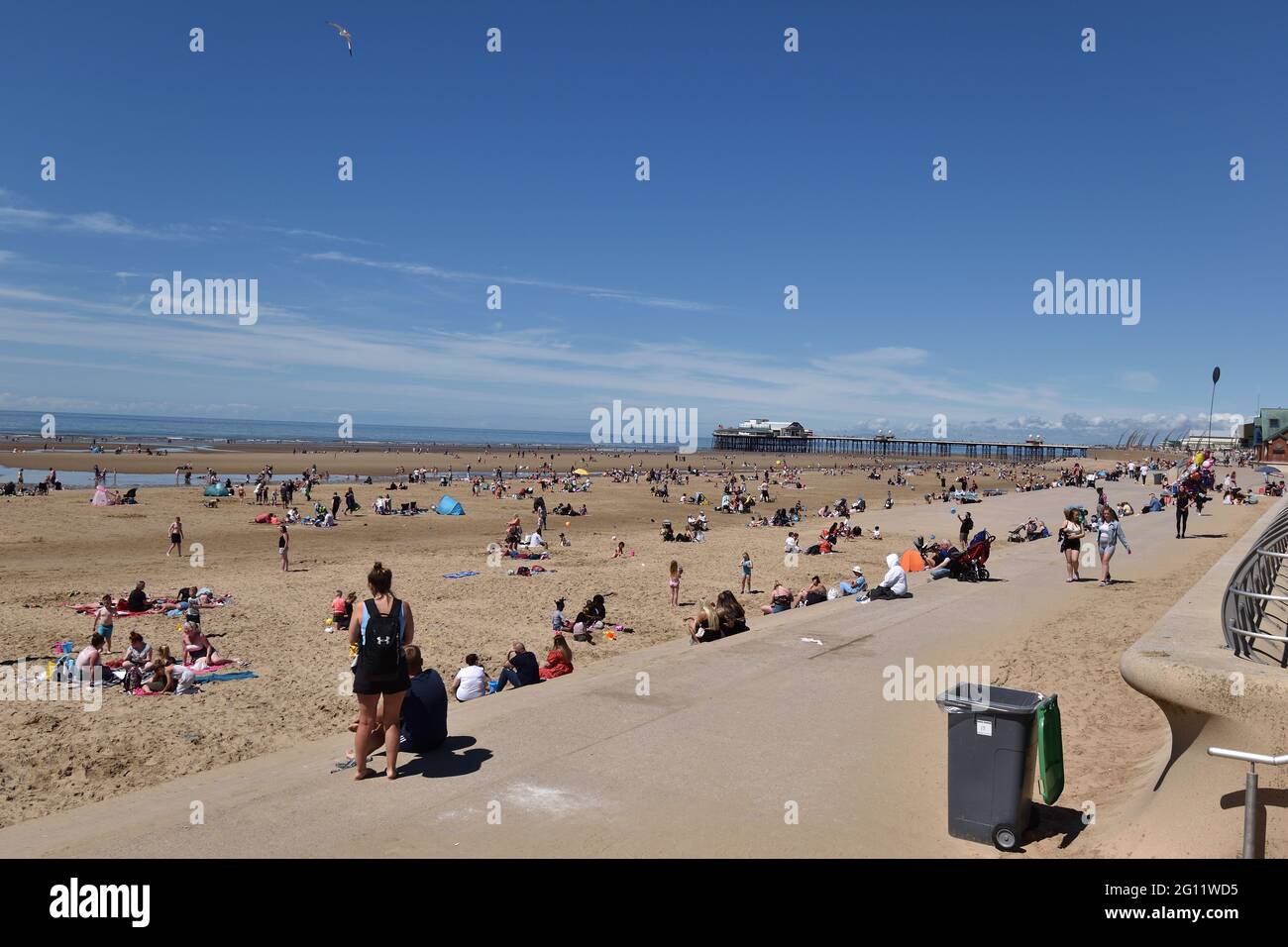 Blackpool Central Beach, ocupado durante la ola de calor Foto de stock