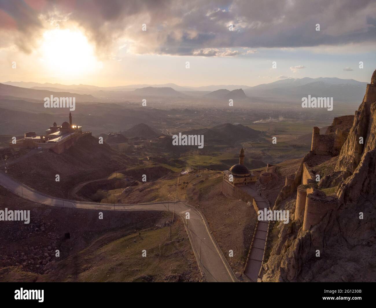 Fantásticas vistas aéreas espectaculares de las ruinas del castillo de Dogubayazit, construido en la montaña cerca de Eski Bayezid Cami y el Palacio Ishak Pasha Foto de stock
