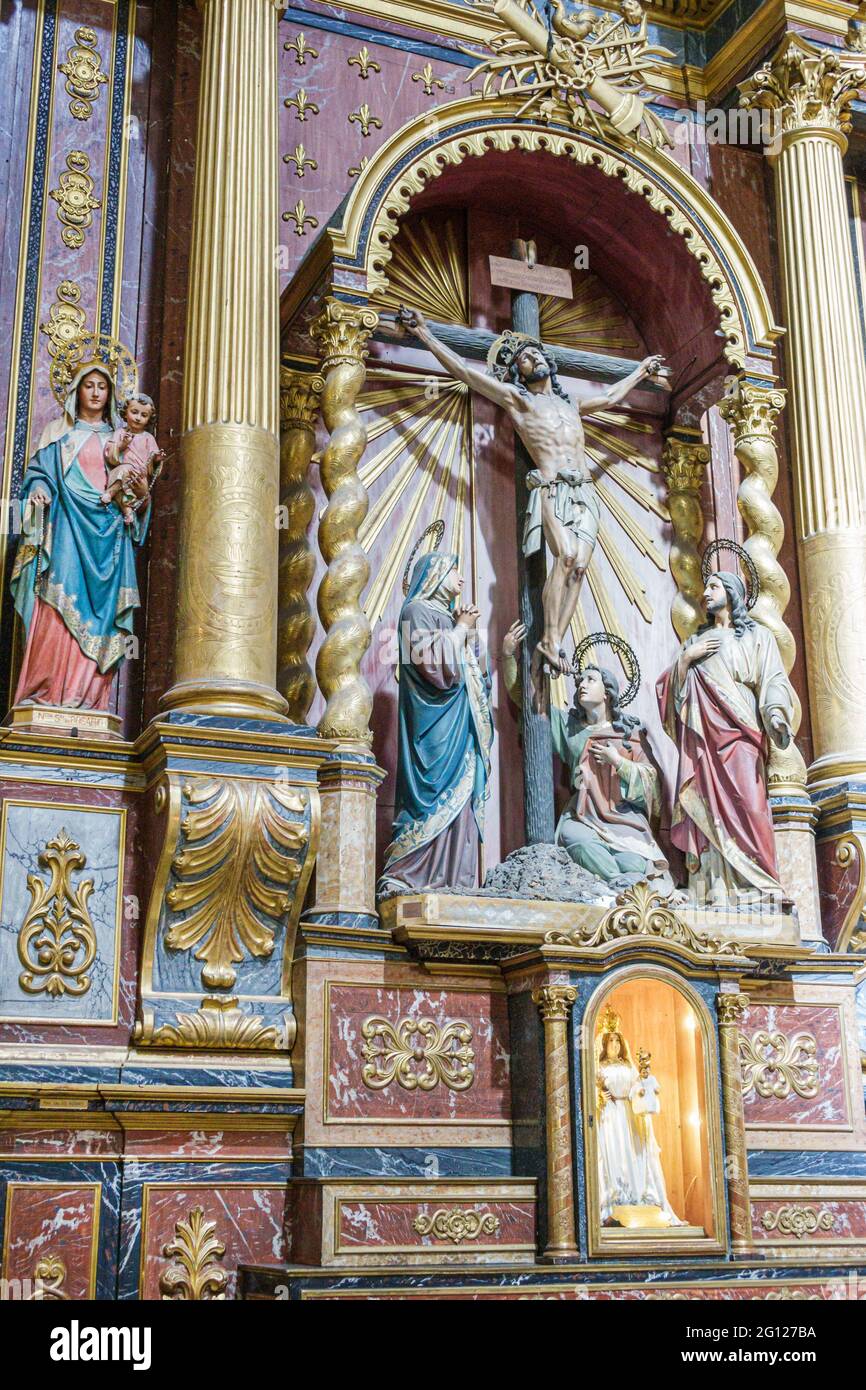 Argentina Buenos Aires Centro histórico San Telmo Iglesia San Pedro González Telmo Iglesia católica religión altar crucifijo santos estatuas iconos dentro de i Foto de stock