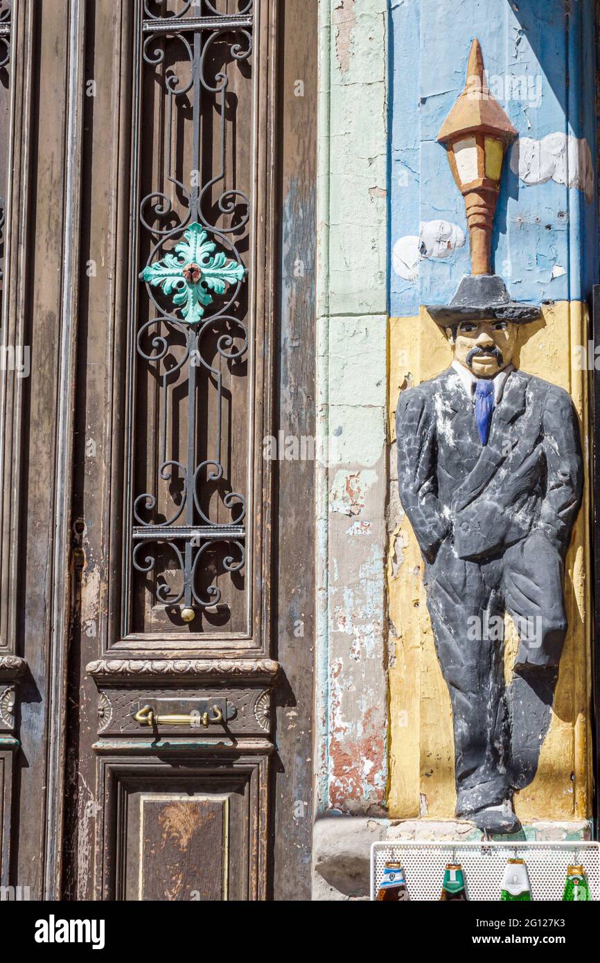 Argentina Buenos Aires Caminito Barrio de la Boca comunidad inmigrante hogar exterior puerta antigua escultura de alivio Foto de stock