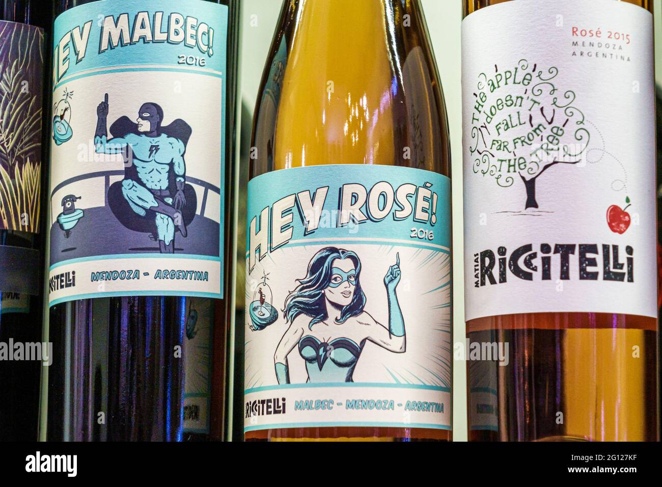 Argentina Buenos Aires vinos regionales Mendoza Marias Riccitelli selección de vinos etiquetas rosa malbec etiqueta arte compras Foto de stock