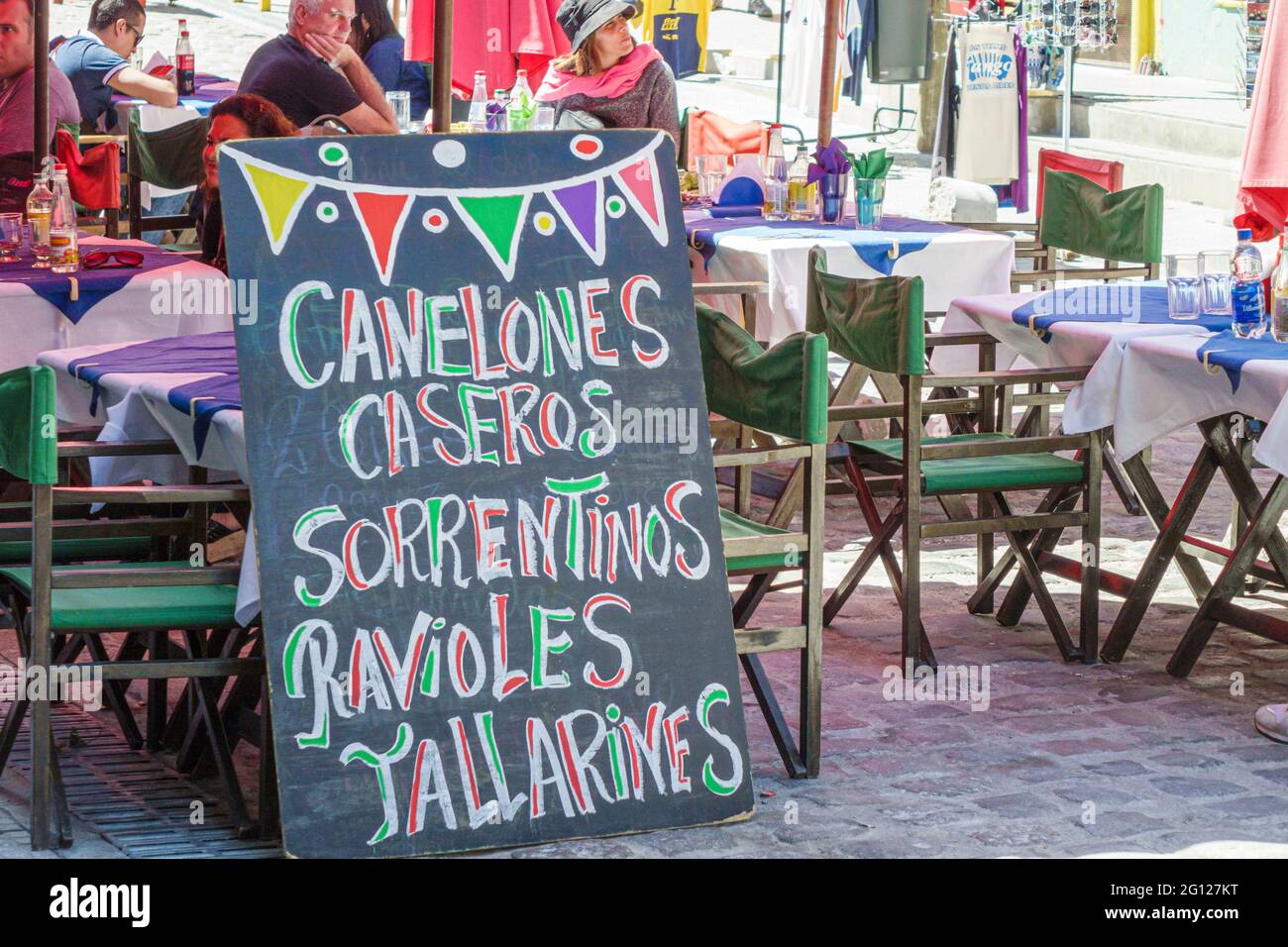 Argentina Buenos Aires Caminito Barrio de la Boca restaurante al aire libre pasta cocina italiana mesas de español menú en la acera pizarra Foto de stock