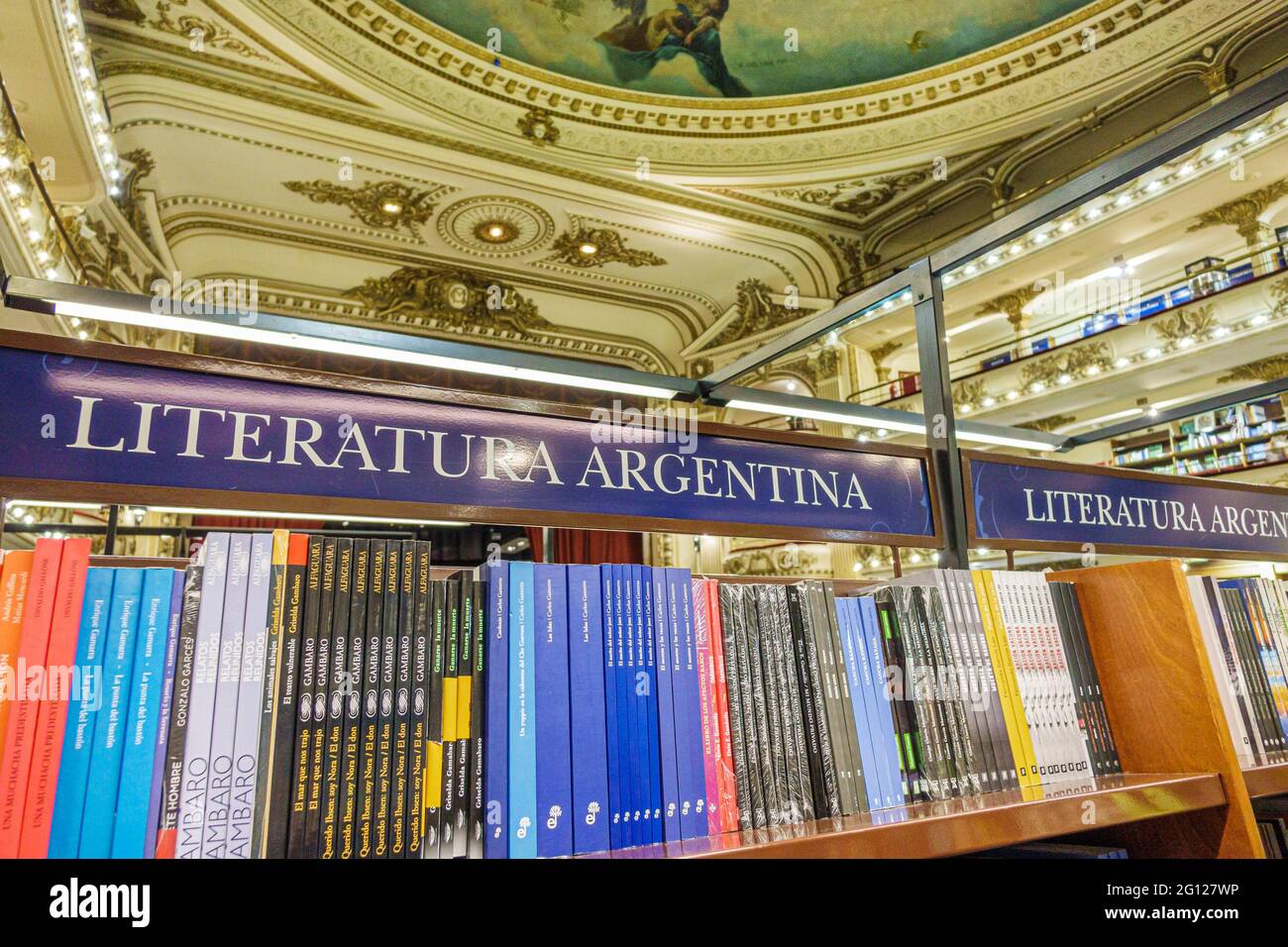 Argentina Buenos Aires Barrio Norte El Ateneo Gran librería espléndida tienda de libros antigua teatro tienda de literatura dentro del interior Foto de stock