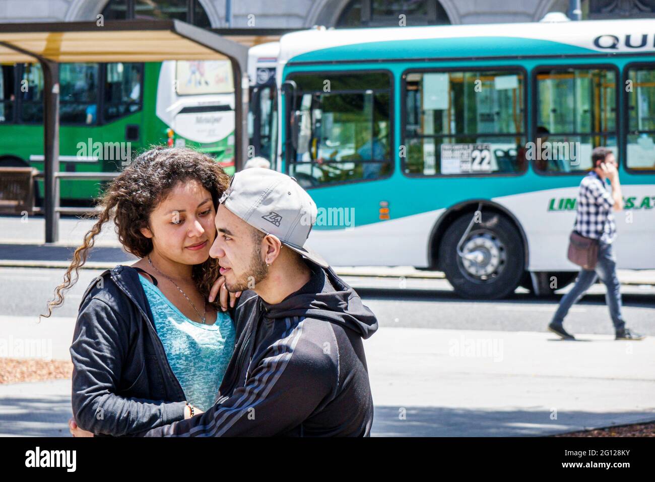 Argentina Buenos Aires hombre mujer jóvenes adultos pareja romance romántica sexualidad abrazando la intimidad de contemplar Foto de stock