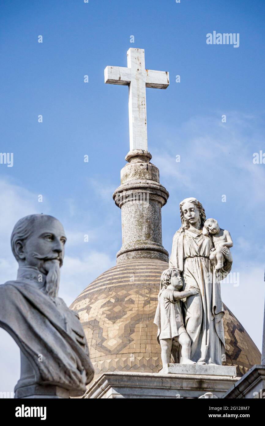 Argentina Buenos Aires Cementerio de la Recoleta Tumbas históricas estatuas mausoleos cruz de mármol Foto de stock
