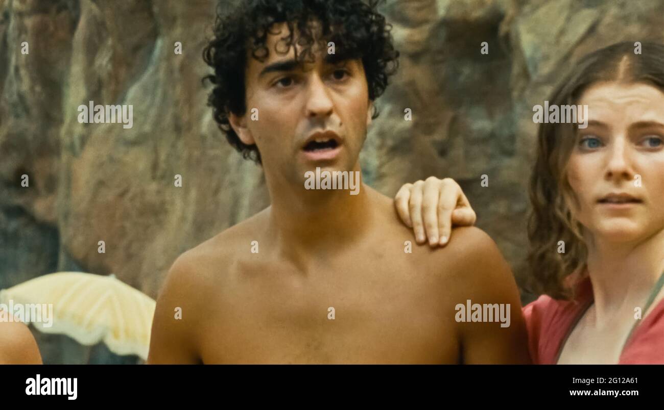 Alex Wolff Peliculas Y Programas De Television EE.UU. Alex Wolff y Thomasin McKenzie en una escena de la (C)Universal  Pictures nueva película: Old (2021) . Trazado: Este verano, el visionario  cineasta M. Night Shyamalan desvela un nuevo thriller escalofriante