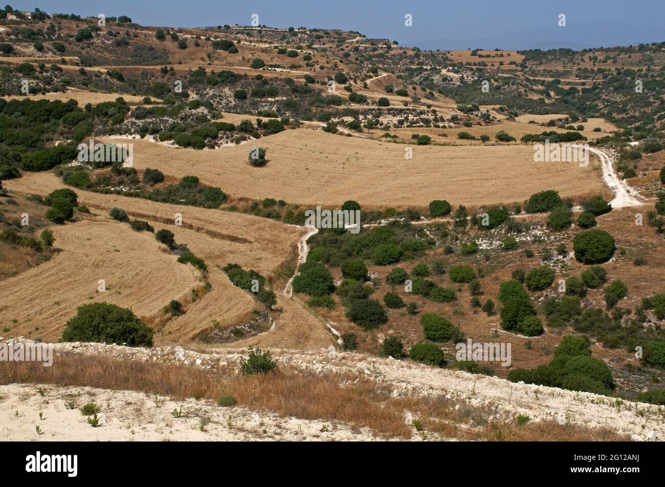 El paisaje inusual y escarpado del interior de Chipre tierra adentro de Pafos cerca de Amargeti Foto de stock