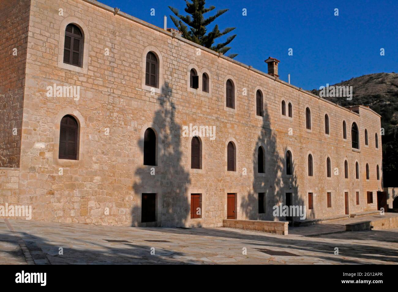 Edificios y terraza en el Monasterio de Agios Neofytos en Pafos Chipre Foto de stock