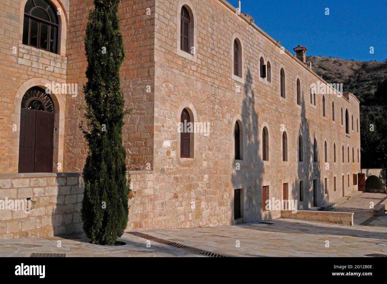 Edificios y terraza en el Monasterio de Agios Neofytos en Pafos Chipre Foto de stock