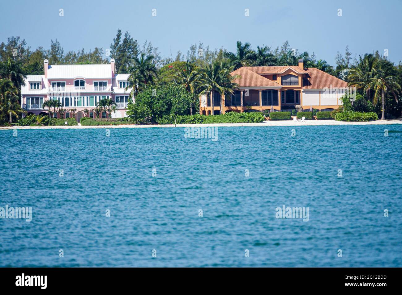 Florida FL Sanibel Island Bird Lane frente al mar casas mansiones vista desde Causeway Islands Park Foto de stock