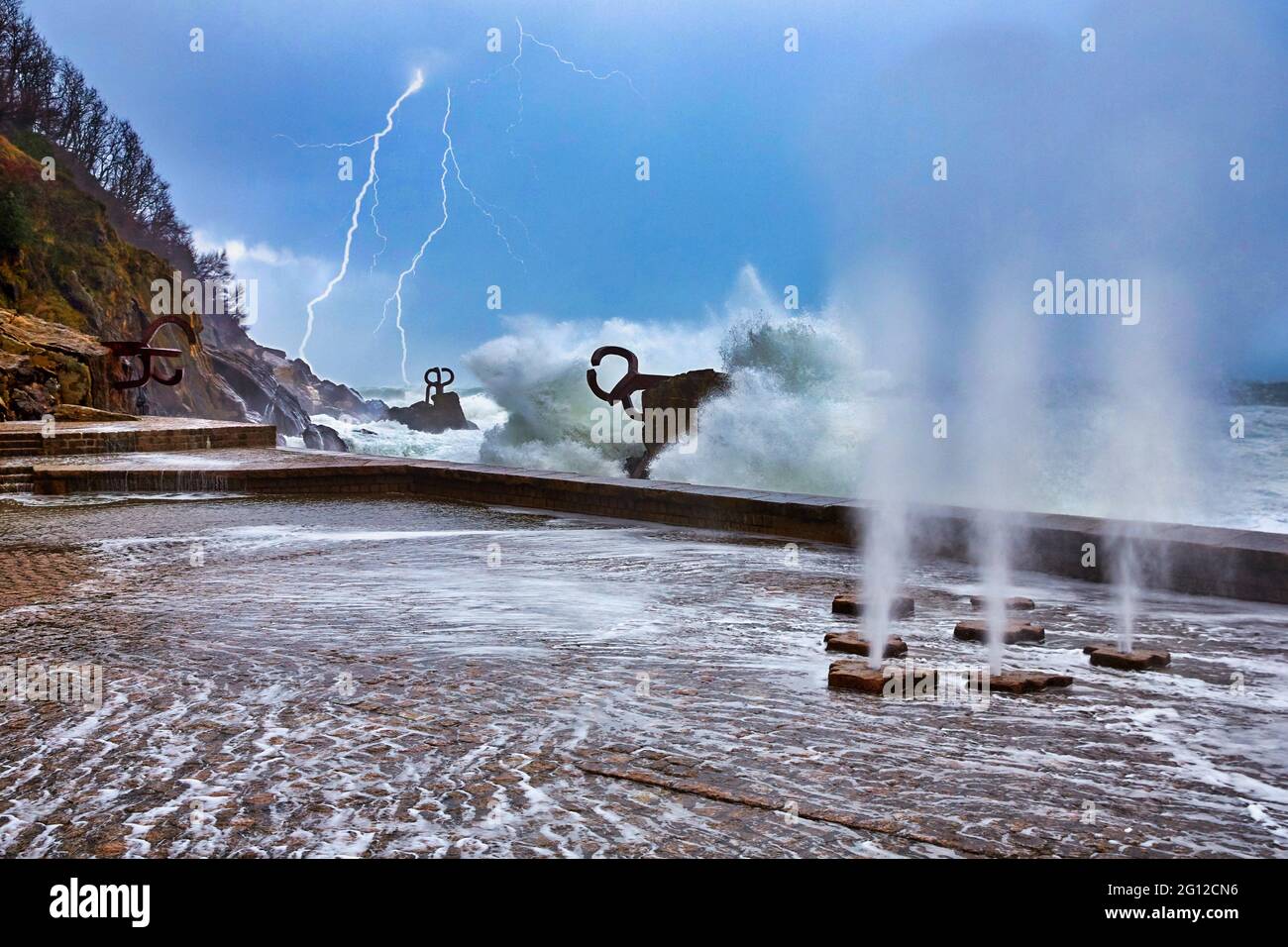 Tormenta con olas de 7 metros sobre la costa vasca, alerta naranja en la costa cántabra, Peine del Viento, Escultura de Eduardo Chillida Donostia, San Foto de stock