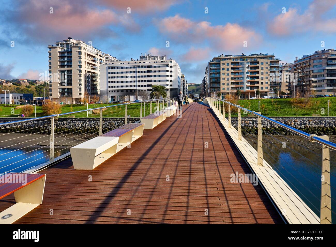 Pasarela Mikel Laboa, puente sobre el río Urumea, Riberas de Loyola, Donostia, San Sebastián, Gipuzkoa, País Vasco, España, Europa Foto de stock