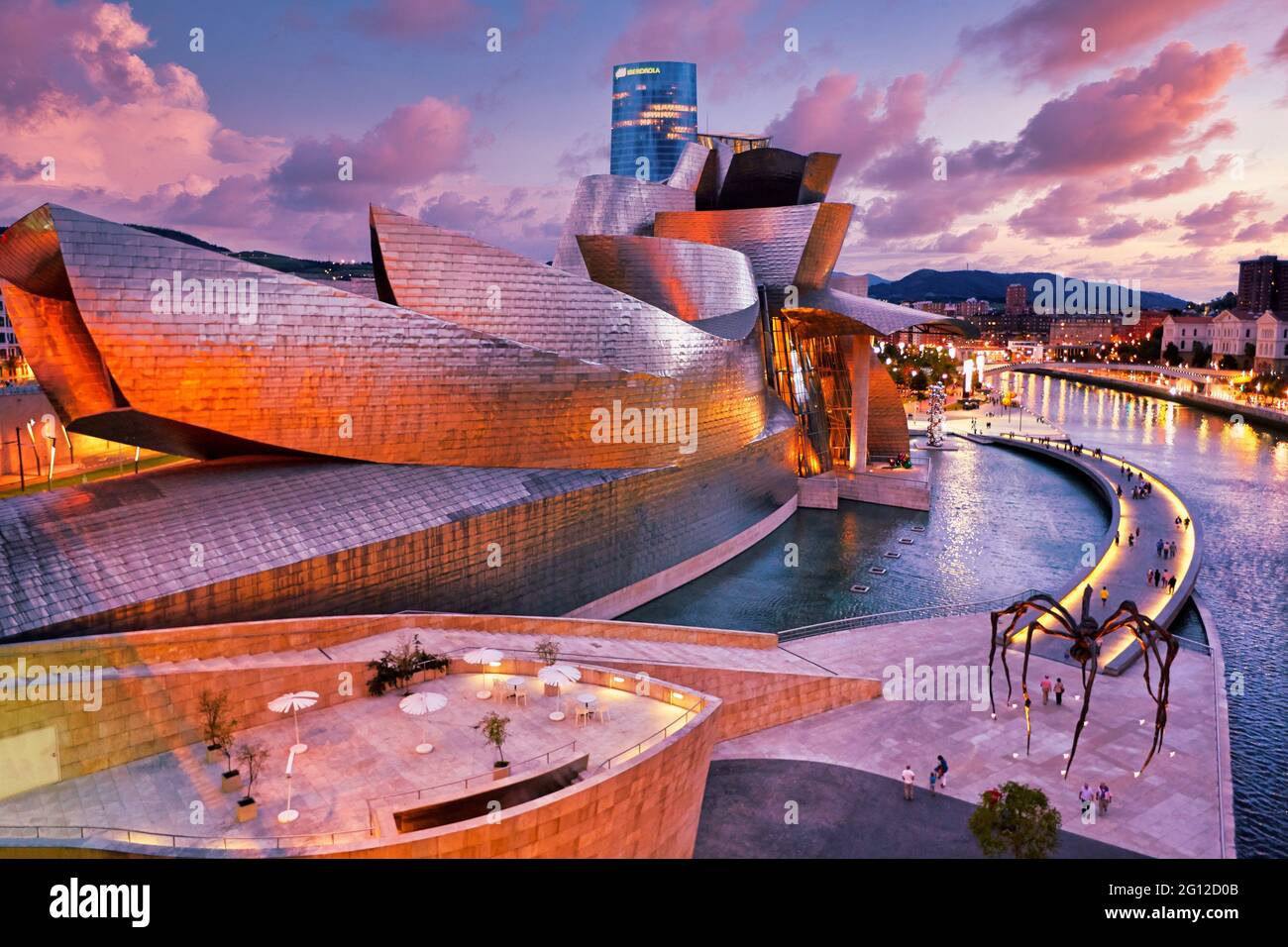 Museo Guggenheim y Torre Iberdrola, Bilbao, Bizkaia, País Vasco, España, Europa Foto de stock