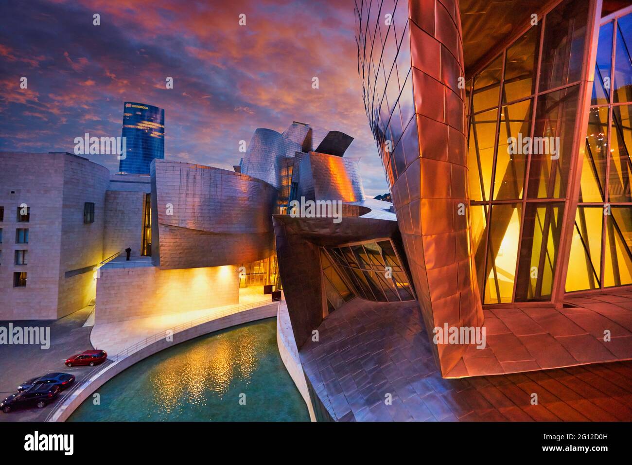 Museo Guggenheim y Torre Iberdrola, Bilbao, Bizkaia, País Vasco, España, Europa Foto de stock