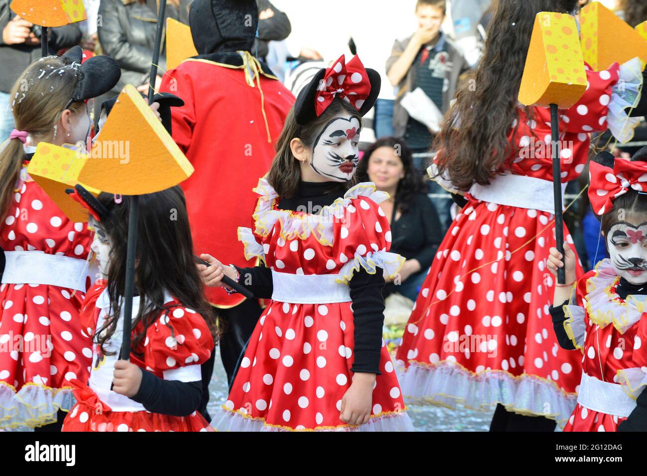 NIÑOS DE COLORES, PAPHOS CARNAVAL, PAPHOS, CHIPRE. FEBRERO, 2014. Los coloridos trajes de los niños alegran el carnaval festivo Foto de stock